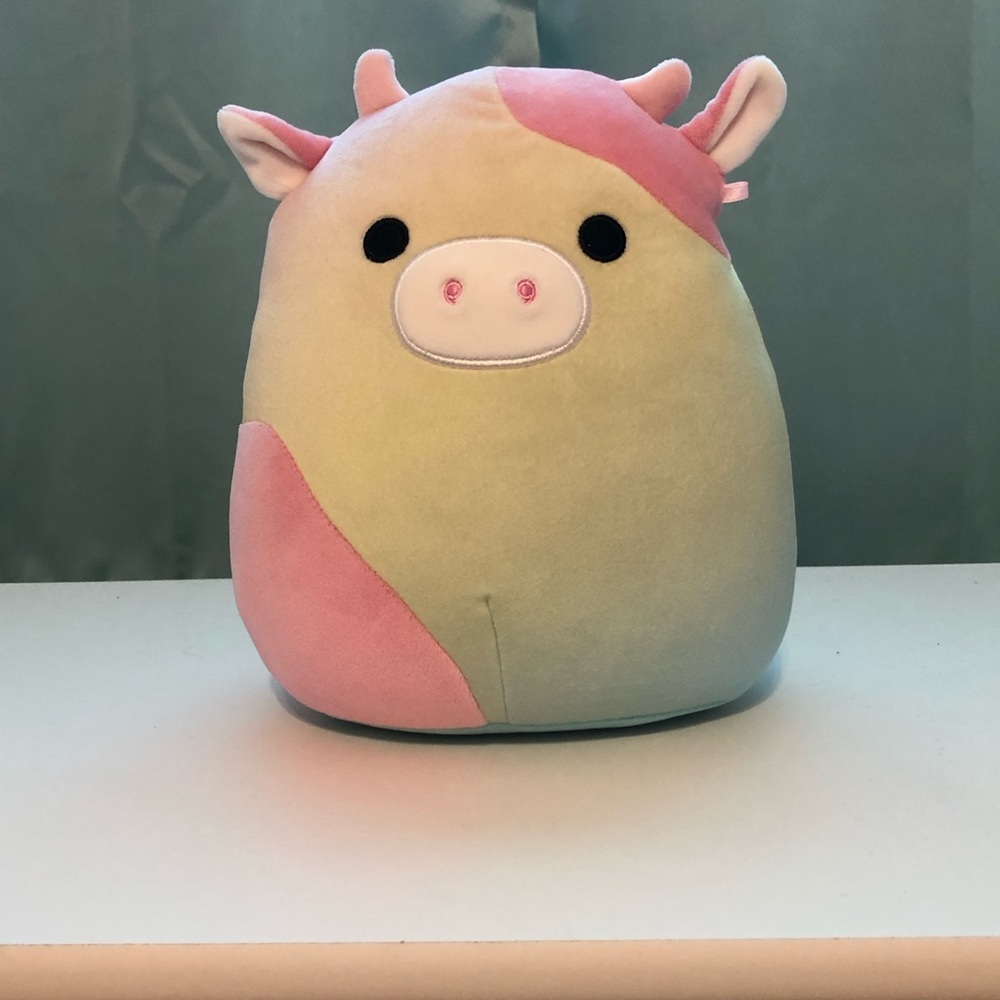 Caedyn the cow (ombré) Squishmallow